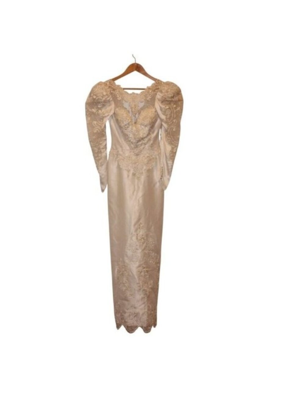 Vintage Sating Long Sleeve Embroidered Lace Wedding Gown0